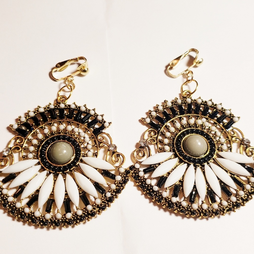 2.5" Gold Plated WHITE BLK Vint Resin Beaded Clips